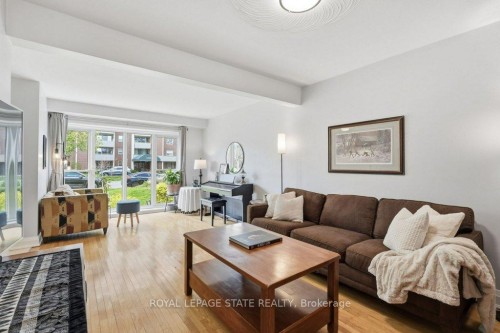 1402 Ghent Avenue, Burlington, ON - Indoor Photo Showing Living Room