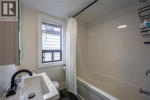 158 Balsam Avenue N, Hamilton, ON - Indoor Photo Showing Bathroom