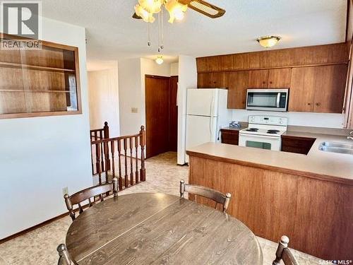 208 2Nd Street Ne, Watson, SK - Indoor Photo Showing Kitchen With Double Sink