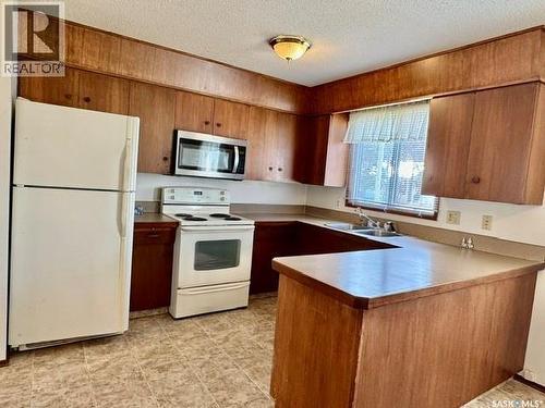 208 2Nd Street Ne, Watson, SK - Indoor Photo Showing Kitchen With Double Sink