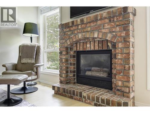 Gas fireplace - 133 Wyndham Crescent Unit# 110, Kelowna, BC - Indoor Photo Showing Living Room With Fireplace