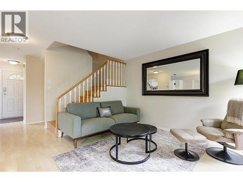 Living room with gas fireplace - 133 Wyndham Crescent Unit# 110, Kelowna, BC - Indoor Photo Showing Living Room