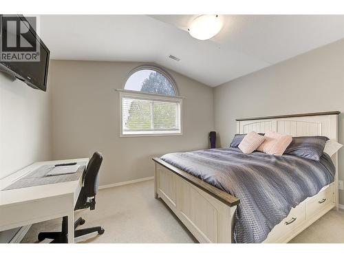 Primary bedroom on upper level - 133 Wyndham Crescent Unit# 110, Kelowna, BC - Indoor Photo Showing Bedroom