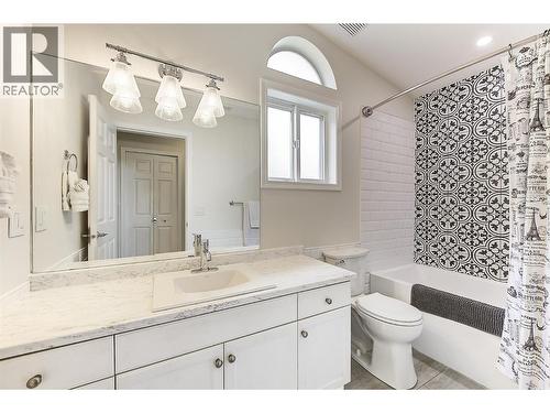 Updated main bathroom - 4 pc - 133 Wyndham Crescent Unit# 110, Kelowna, BC - Indoor Photo Showing Bathroom