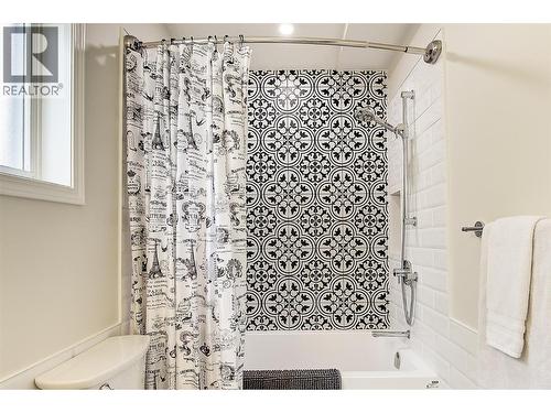 Updated main bathroom - 4 pc - 133 Wyndham Crescent Unit# 110, Kelowna, BC - Indoor Photo Showing Bathroom
