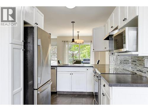 Functional kitchen with stainless steel appliances - 133 Wyndham Crescent Unit# 110, Kelowna, BC - Indoor Photo Showing Kitchen
