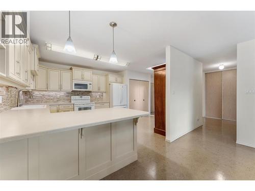 2477 Ingram Road Unit# 310, West Kelowna, BC - Indoor Photo Showing Kitchen