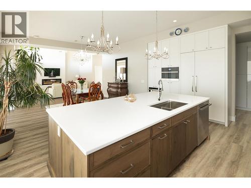 274 Summer Wood Drive, Kelowna, BC - Indoor Photo Showing Kitchen With Double Sink