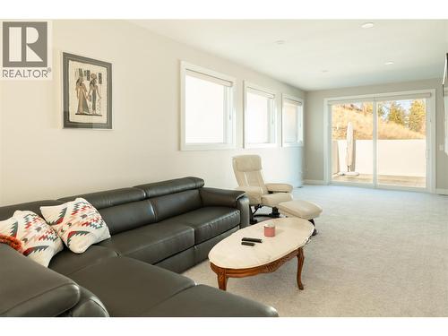 274 Summer Wood Drive, Kelowna, BC - Indoor Photo Showing Living Room