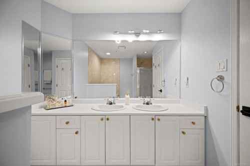 202-2275 Comox Ave, Comox, BC - Indoor Photo Showing Bathroom