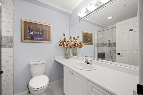 202-2275 Comox Ave, Comox, BC - Indoor Photo Showing Bathroom