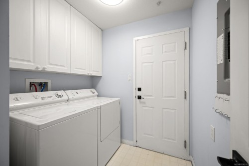 202-2275 Comox Ave, Comox, BC - Indoor Photo Showing Laundry Room