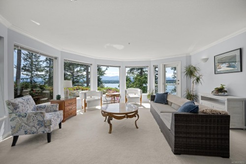 202-2275 Comox Ave, Comox, BC - Indoor Photo Showing Living Room