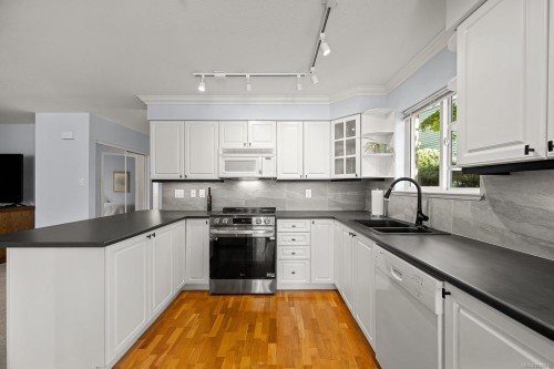 202-2275 Comox Ave, Comox, BC - Indoor Photo Showing Kitchen With Double Sink