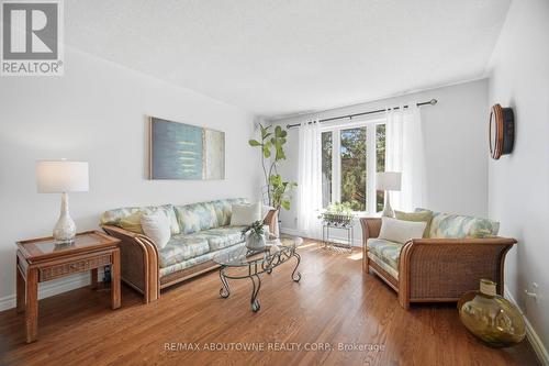 41 Plainsman Road, Mississauga, ON - Indoor Photo Showing Living Room