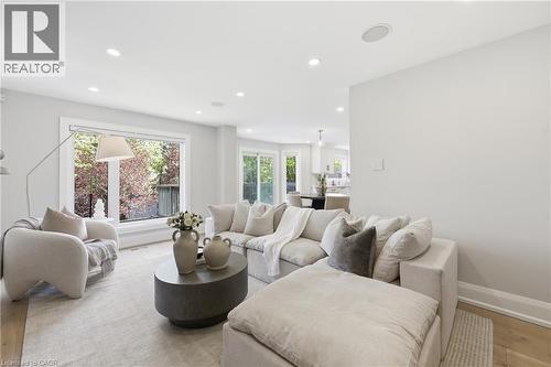 2029 Kempton Park Drive, Mississauga, ON - Indoor Photo Showing Living Room