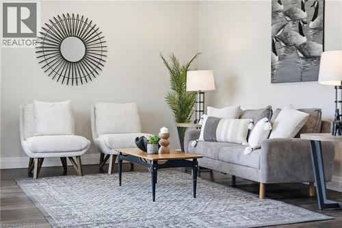 114 Luscombe Street, Hamilton, ON - Indoor Photo Showing Living Room