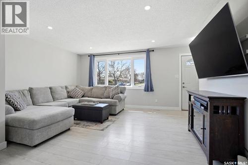 38 Cartier Crescent, Saskatoon, SK - Indoor Photo Showing Living Room