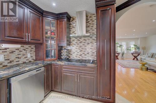 32 Lena Crescent, Cambridge, ON - Indoor Photo Showing Kitchen With Upgraded Kitchen