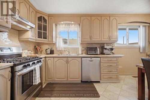 31 Summercrest Drive, Hamilton, ON - Indoor Photo Showing Kitchen With Double Sink