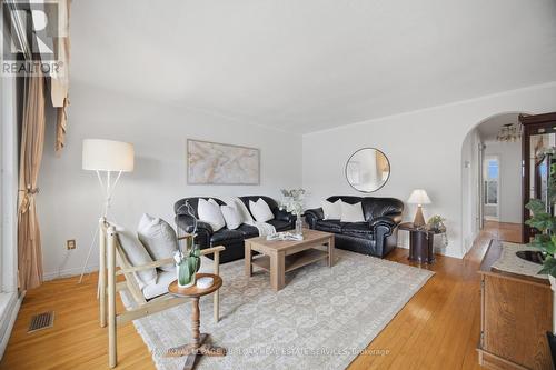 31 Summercrest Drive, Hamilton, ON - Indoor Photo Showing Living Room