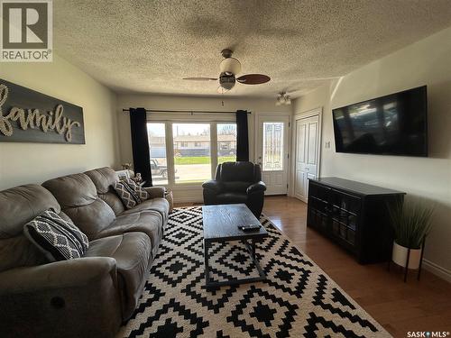 1613 Dieppe Crescent, Estevan, SK - Indoor Photo Showing Living Room