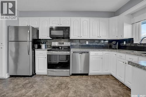 194 Plainsview Drive, Regina, SK - Indoor Photo Showing Kitchen With Stainless Steel Kitchen