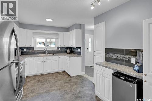 194 Plainsview Drive, Regina, SK - Indoor Photo Showing Kitchen With Stainless Steel Kitchen