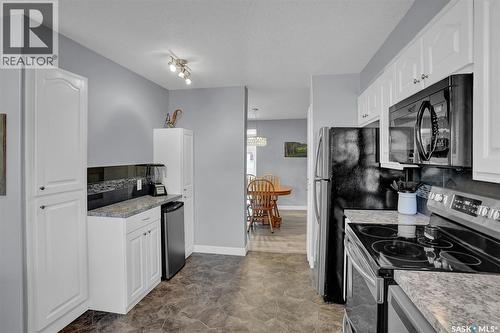 194 Plainsview Drive, Regina, SK - Indoor Photo Showing Kitchen