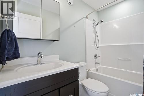 1409 2Nd Avenue N, Saskatoon, SK - Indoor Photo Showing Bathroom