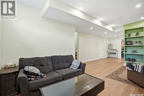 1409 2Nd Avenue N, Saskatoon, SK - Indoor Photo Showing Living Room