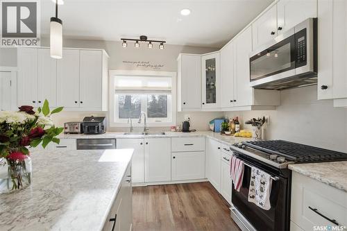 1409 2Nd Avenue N, Saskatoon, SK - Indoor Photo Showing Kitchen With Upgraded Kitchen