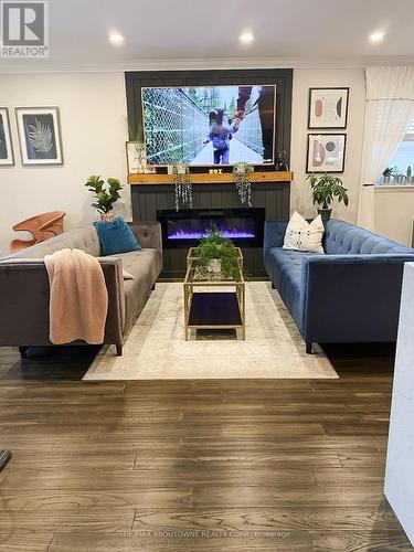3302 Cardross Road, Mississauga, ON - Indoor Photo Showing Living Room