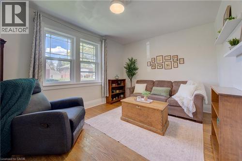 39 Portland Street, Cambridge, ON - Indoor Photo Showing Living Room