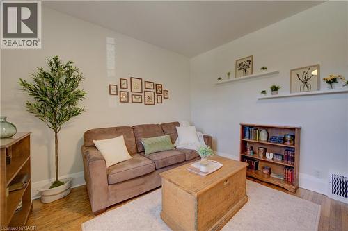 39 Portland Street, Cambridge, ON - Indoor Photo Showing Living Room
