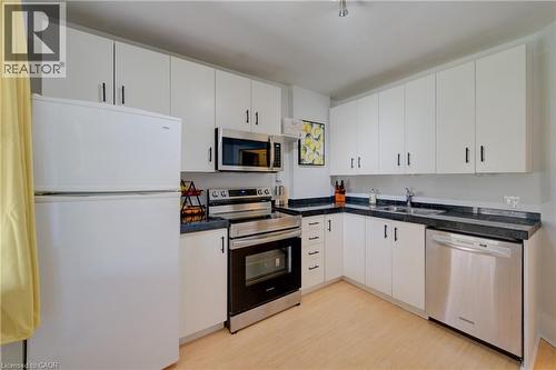 39 Portland Street, Cambridge, ON - Indoor Photo Showing Kitchen