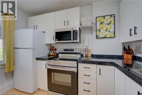 39 Portland Street, Cambridge, ON - Indoor Photo Showing Kitchen