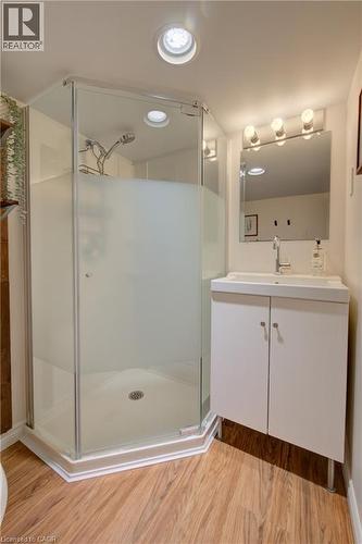 39 Portland Street, Cambridge, ON - Indoor Photo Showing Bathroom