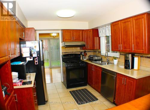 173 Lech Walesa Drive, Mississauga, ON - Indoor Photo Showing Kitchen With Double Sink