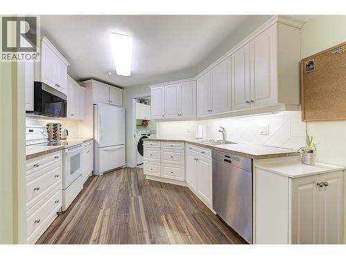 307 Whitman Road Unit# 206, Kelowna, BC - Indoor Photo Showing Kitchen