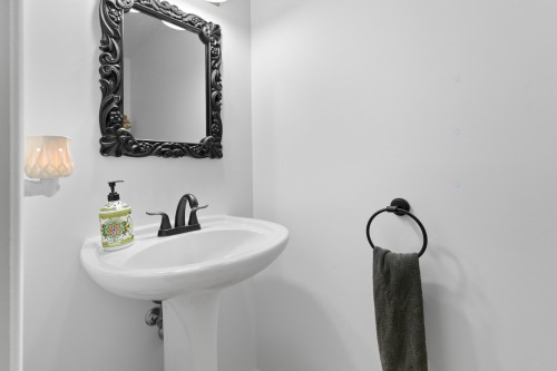 Powder room - 87 Ch. Des Couleurs, Saint-Sauveur, QC - Indoor Photo Showing Bathroom