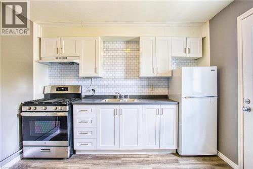 134 Rosslyn Avenue N, Hamilton, ON - Indoor Photo Showing Kitchen