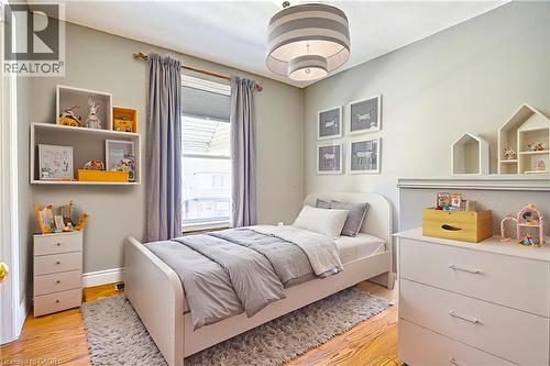 134 Rosslyn Avenue N, Hamilton, ON - Indoor Photo Showing Bedroom