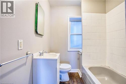 134 Rosslyn Avenue N, Hamilton, ON - Indoor Photo Showing Bathroom