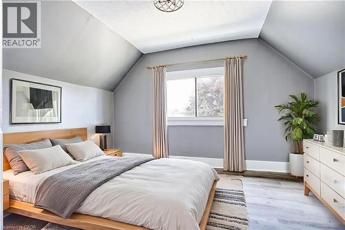 134 Rosslyn Avenue N, Hamilton, ON - Indoor Photo Showing Bedroom