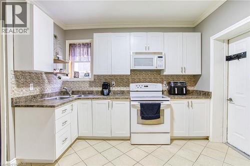 134 Rosslyn Avenue N, Hamilton, ON - Indoor Photo Showing Kitchen