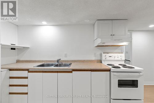 176 Buttercup Court, London North (North R), ON - Indoor Photo Showing Kitchen With Double Sink