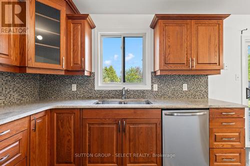 176 Buttercup Court, London North (North R), ON - Indoor Photo Showing Kitchen With Double Sink