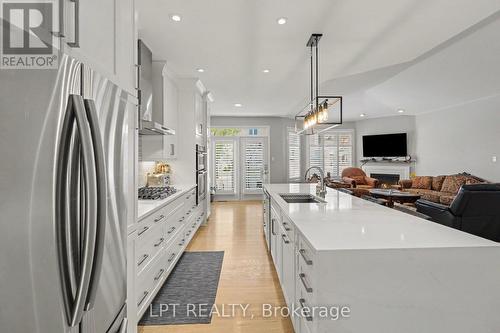 1942 Caprihani Way, Ottawa, ON - Indoor Photo Showing Kitchen With Upgraded Kitchen