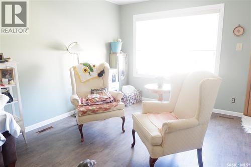 110 Railway Avenue E, Eyebrow, SK - Indoor Photo Showing Living Room